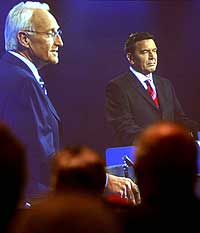 Gerhard Scröder møtte Edmund Stoiber i to TV-dueller foran valget. Her fra TV-sendingen 25. august 2002. (Foto: Reuters/Fabrizio Bensch) 