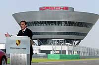 Gerhard Schröder farter rundt over hele Tyskland under valgkampen. Her fra åpningen av en Porsche-fabrikk i Leipzig 20. august 2002. (Foto: Reuters/Juergen Schwarz)