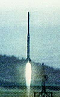 En rakett blir skutt opp fra et hemmelig sted i Nord-Korea 31. august 1998. Raketten passerte Japans luftrom. (Arkivfoto: Reuters)