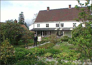 Lillingstonheimen er hovudhuset p Tysse. (Foto: Asle Veien, NRK)