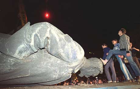 Sinte innbyggere tråkker på hodet til statuen av KGBs grunnlegger, Felix Dsjerzhinskij, som ble veltet av demonstranter fredag 23. august 1991. (Arkivfoto: AP/Alexander Zemlianichenko)