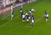 Azar KAradas setter ballen i mål med kneet (Foto: TV3)