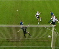 Karadas får stå helt umarkert å nikke ballen i mål bak Francesco Toldo (Foto: TV3)