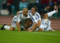 Guti blir feiret av lagkamerater i Real Madrid (Foto: Reuters)