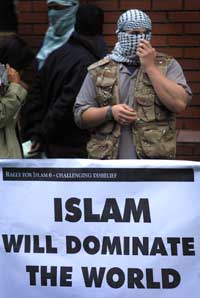 Maskerte muslimer med plakaten Maskerte muslimer med plakaten