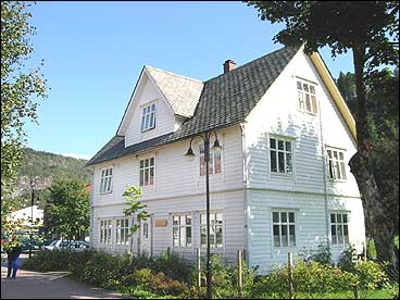 Dalehuset der Mons Grvlen hadde butikk. (Foto: Arild Nyb, NRK)