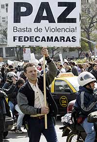 Flere tusen argentinere protesterte 6. september 2002 mot voldsbølgen som rammer det kriserammede landet. (Foto: Reuters/Rickey Rogers)