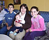 Gulizar Kilinc sammen med barna Cafer (14 år), Hatice Gül (11 år) og Berkay (2 mnd). Alle foto: Karine Nigar Aarskog. Gulizar Kilinc sammen med barna Cafer (14 år), Hatice Gül (11 år) og Berkay (2 mnd). Alle foto: Karine Nigar Aarskog.