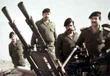 Saddam Hussein (t.v) skal ifølge den britiske statsministeren være i besittelse av masseødelggelsesvåpen. Foto: Scanpix/Reuters 
