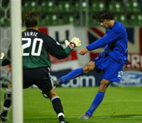 van Nistelrooy setter ballen mellom beina på Leverkusens keeper (Foto: Allsport)