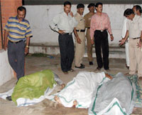 Nær 30 personer ble drept i massakren i hindutempelet i Gujarat. (Foto: Reuters/Scanpix)