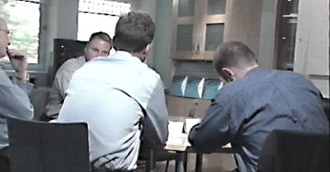 Representantene diskuterer hva som kan bli bedre og gjøre det enklere for kunder som skal kjøpe pc. Les nedenfor hva de kom fram til. Representantene diskuterer hva som kan bli bedre og gjøre det enklere for kunder som skal kjøpe pc. Les nedenfor hva de kom fram til.