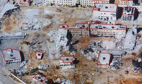 GRUSHAUG: Dette oversiktsbildet som den israelske hæren friga i dag, viser hvor stor ødeleggelsene er i Arafats hovedkvarter. (Foto: Scanpix/Reuters)