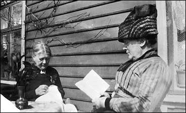 Willa Falch (t.h.) og Emilie Michelsen Smith p verandaen p Tross i 1915. (Foto  Fylkesarkivet)