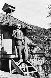 Erik Grant Lea p trappa til kapellet i 1949. (Foto  Fylkesarkivet)