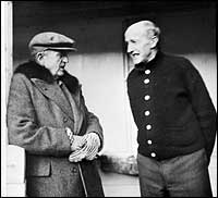 Barthold Vonen (t.v.) i samtale med Claude Lillingston jr. i 1945. (Foto  Fylkesarkivet)