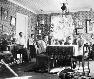 Thora Wettergren (i midten) saman med familien p Yksnebjr i 1906. (Foto  Fylkesarkivet)
