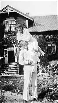 Det nygifte paret Gsta og Astri i hagen p Tross i 1917. (Foto  Fylkesarkivet)