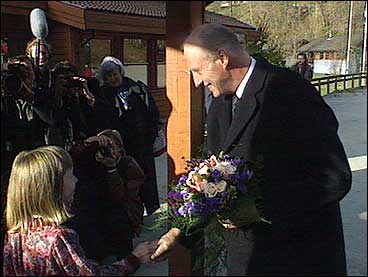 Kong Harald 5. fr blomar nr han kjem for  opne Hauglandsenteret i 1992. (Foto: Per Johan Grue, NRK)