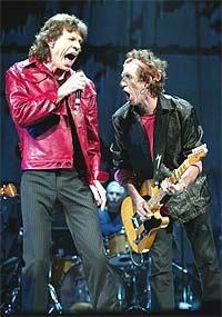 Mick Jagger og Keith Richards under konserten i Madison Square Garden torsdag kveld. Foto: REUTERS / Jeff Christensen.