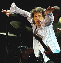 Slik så Mick Jagger ut da han danset under Jumpin Jack Flash på åpningskonserten av deres nye turne i Boston 8. september. Nå mener han de eldste låtene deres ikke holder mål. Foto: REUTERS / Jim Bourg.