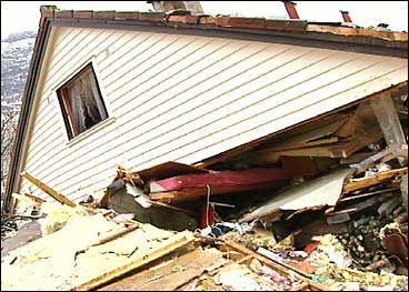 Eit ektepar kom til skade d eit ras i Bortheimsvika feia dette huset av grunnmuren i 1998. Sj video. (Foto: Arild Nyb, NRK)