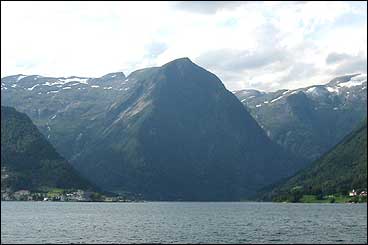 Vindreken ved Esefjorden er truleg det mest mla fjellmotivet i Noreg. Til venstre er Balholmen og til hgre er Hella. (Foto: Arild Nyb, NRK)