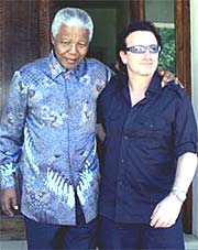 Bono fra U2 har stor innflytelse. Her på på turne i Afrika i møte med Nelson Mandela (foto: REUTERS / Juda Ngwenya). Bono fra U2 har stor innflytelse. Her på på turne i Afrika i møte med Nelson Mandela (foto: REUTERS / Juda Ngwenya).