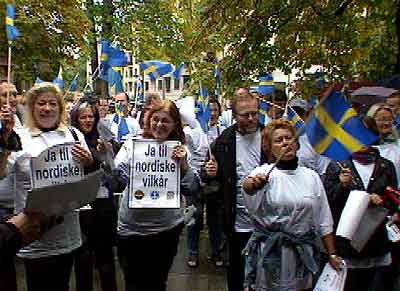 Sjøfolkene møtte mannsterke opp ved den svenske ambassaden. (Foto: NRK)