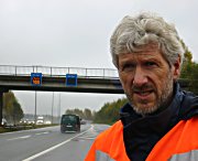 Senioringeniør Per Ole Wanvik i Trafikksikkerhetsseksjonen i Statens Vegvesen i Buskerud var i går ettermiddag på Liertoppen for å se hvordan bilistene ... - 199090