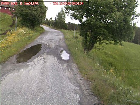 Fylkesveg 99 (Låg - Letmolia) i Flesberg – en av de dårligste i Buskerud (fra 13. juni 2002). Foto: Statens Vegvesen.