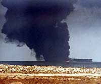 Tykk røyk siver opp fra supertankeren 6. oktober 2002. (Foto: Reuters/Al-Ayyam)