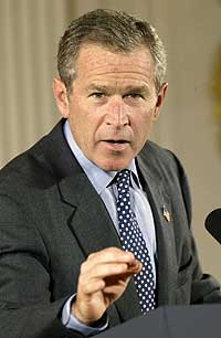 George W. Bush fikk de fullmaktene han har bedt om. Her fra en mottakelse i Det hvite hus 9. oktober 2002. (Foto: Reuters/Kevin Lamarque)