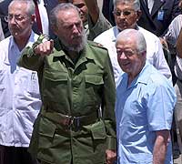 Cubas president Fidel Castro i samtale med Jimmy Carter på flyplassen i Havana 17. mai 2002. (Arkivfoto: AP/Gregory Bull)