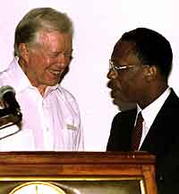 Tidligere president Carter besøker president Jean-Bertrand Aristide på Haiti for å vurdere demokratiske fremskritt. Foto: Carole Devillers/Reuters Tidligere president Carter besøker president Jean-Bertrand Aristide på Haiti for å vurdere demokratiske fremskritt. Foto: Carole Devillers/Reuters