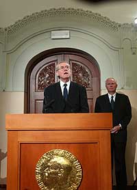 Nobelkomiteens leder Gunnar Berge annonserte fredag at Nobels Fredspris for 2002 går til president Jimmy Carter. I bakgrunnen Nobelinstituttets direktør, Geir Lundestad. (Foto: Scabpix/Bjørn Sigurdsøn)