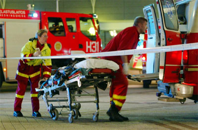 Skadd mann fraktes bort av ambulansepersonell. (Foto: Reuters/Martti Kainulainen)