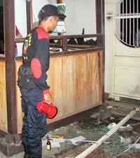 Indonesisk politi undersøker en av nattklubbene som ble rammet av en eksplosjon i Kuta Beach. (Foto: Reuters)