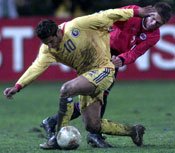 Adrian Mutu i kamp om ballen med Trond Andresen på det glatte underlaget (Foto: Reuters)