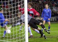 Claus Lundekvam dytter ballen i mål og gir Norge ledelsen 1-0 over Bosnia. (Foto. Tor Richardsen/scanpix)