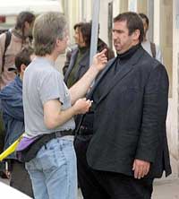 En sminkør finpusser Eric Cantona under innspillingen av hans siste film. (Foto: Boris Horvat/afp/scanpix)