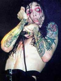 Marilyn Manson klær motorsagmassakren med musikk 