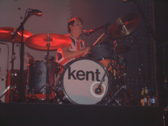 Markus Mustonen spelar trommer i Kent. Foto; Øyvind André Haram, NRK