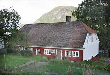 Lovisendal var skule fr 1825 til 1853. (Foto: Arild Nyb, NRK)