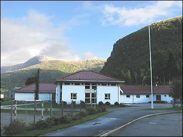 Brekke skule i 2002. (Foto: Arild Nyb, NRK)