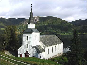 Brekke kyrkje i Gulen vart bygt i 1862. (Foto: Arild Nyb, NRK)