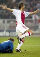 Zlatan Ibrahimovic jubler etter å ha satt inn 1-0. (Foto: Jerry Lampen/reuters) Zlatan Ibrahimovic jubler etter å ha satt inn 1-0. (Foto: Jerry Lampen/reuters)