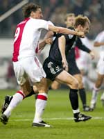 Zlatan Ibrahimovic slår til Erik Hoftun i første omgang. (Foto: Jerry Lampen/reuters) Zlatan Ibrahimovic slår til Erik Hoftun i første omgang. (Foto: Jerry Lampen/reuters)