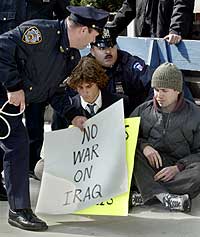 Politiet arresterte flere demonstranter utenfor FN-bygningen som mandag protesterte mot et eventuelt amerikansk angrep mot Irak. (Foto: Reuters/Peter Morgan) Politiet arresterte flere demonstranter utenfor FN-bygningen som mandag protesterte mot et eventuelt amerikansk angrep mot Irak. (Foto: Reuters/Peter Morgan)
