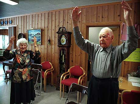 NORGES ELDSTE: Som 106-åring var Olav Hovatn general for eldretrimmen i hjembygda. Her sammen med datteren sin Gunhild Marie som var 80 år i 1999. (Arkivfoto: Scanpix/Olav A. Saltbones)